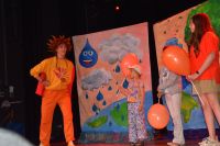 Na scenie aktorka oraz trójka dzieci, które biorą udział we wspólnej zabawie w trakcie przedstawienia.