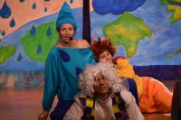 Trójka aktorów z przedstawienia "Zefirek i spółka" na scenie Mszczonowskiego Ośrodka Kultury.