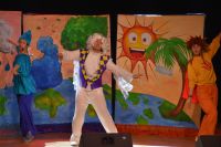 Na scenie trójka aktorów grających w przedstawieniu dla dzieci w MOK.