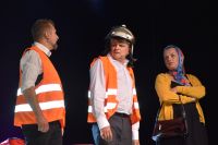 Aktorzy w strojach strażackich, podczas występu kabaretowego na scenie MOK.