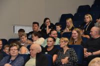 Publiczność oglądająca występ kabaretowy. Pełna sala ludzi w MOK.