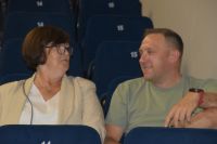 Dwie osoby z publiczności w sali kinowej MOK, podczas występu kabaretu Rewers.