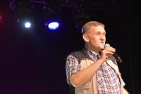 Na scenie kierownik MOK dziękuje za występ kabaretowi Rewers.