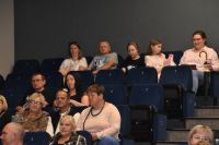 Publiczność podczas występu kabaretu Rewers.