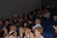 Publiczność podczas występu kabaretu Rewers.