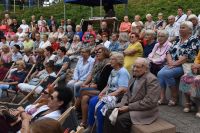 Publiczność w Amfiteatrze w Mszczonowie podczas występu Kabaretu z Konopi.