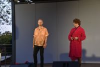 Na scenie Amfiteatru dwóch artystów Kabaretu z Konopi podczas wykonywania skeczu.