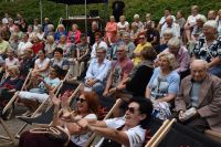 Publiczność w Amfiteatrze podczas występu Kabaretu z Konopi.