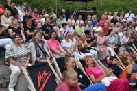 Publiczność w Amfiteatrze podczas występu Kabaretu z Konopi.