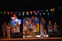 Aktorzy i dzieci po przedstawieniu pt. "Cyrk w ogrodzie" w Mszczonowskim Ośrodku Kultury.