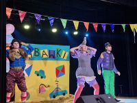 Na scenie Mszczonowskiego Ośrodka Kultury troje aktorów podczas przedstawienia.