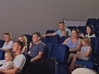 Publiczność podczas trwania przedstawienia "Cyrk w ogrodzie".