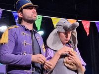 Dwoje aktorów, kobieta i mężczyzna przebranych podczas przedstawienia "Cyrk w ogrodzie".