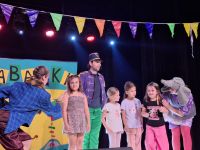 Aktorzy razem z dziećmi po przedstawieniu w trakcie wspólnej fotografii.