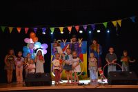 Wspólne zdjęcie aktorów i dzieci po przedstawieniu.