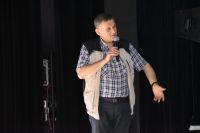 Kierownik MOK wita publiczność przed występem.