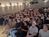 Publiczność na sali kinowo- teatralnej MOK podczas koncertu Marka Piekarczyka.