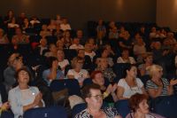 Publiczność na sali kinowo- teatralnej MOK podczas koncertu Marka Piekarczyka.