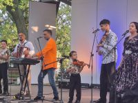 Sześć osób, muzyków na scenie Amfiteatru w Mszczonowie.