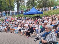 Amfiteatr wypełniony publicznością podczas koncertu Dzianiego.
