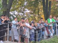 Publiczność przy barierkach w Amfiteatrze.