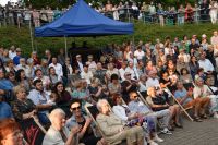 Koncert Dzianiego w Amfiteatrze, publiczność podczas koncertu, miejsca wypełnione do ostatniego.