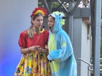 Aktorzy na scenie podczas przedstawienia.