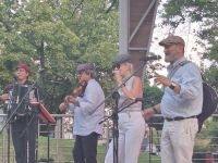 Czterech muzyków Kapeli Czerniakowskiej podczas występu w Amfiteatrze w Mszczonowie.