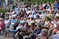 Publiczność podczas występu Kapeli Czerniakowskiej w Amfiteatrze. Wszystkie miejsca siedzące są zajęte.