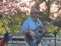 Mężczyzna, muzyk- gitarzysta podczas występu w Amfiteatrze.