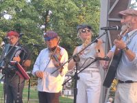 Muzycy Kapeli Czerniakowskiej podczas występu a Amfiteatrze w Mszczonowie.