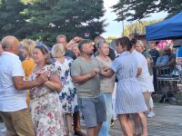 Publiczność Odpustu na Świętego Rocha podczas występów na scenie.