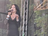 Wokalistka śpiewająca na scenie podczas Odpustu na Świętego Rocha w Lutkówce.