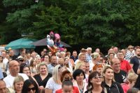 Dużo ludzi pod sceną, publiczność podczas koncertu na Świętego Rocha w Lutkówce.