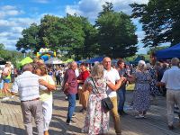 Ludzie idący na koncert na Odpust na Świętego Rocha w Lutkówce.