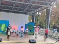 Aktorzy na scenie Amfiteatru podczas teatrzyku dla dzieci.