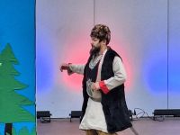 Aktor na scenie podczas przedstawienia "Franek włóczęga legend księga".