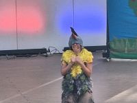 Aktorka na scenie podczas przedstawienia dla dzieci.