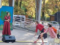 Aktorzy podczas przedstawienia dla dzieci.