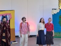 Aktorzy podczas przedstawienia dla dzieci w finałowej scenie.