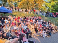 Publiczność oglądająca przedstawienie dla dzieci w Amfiteatrze.