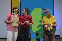 Aktorzy na scenie Amfiteatru odtwarzający role w przedstawieniu dla dzieci.