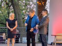 Jedna kobieta, dwóch mężczyzn, członkowie Kabaretu Ciach na scenie Amfiteatru.