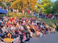 Publiczność w Amfiteatrze podczas występu Kabaretu Ciach w Amfiteatrze. Wszystkie miejsca siedzące są zajęte.