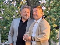 Dwóch mężczyzn z Kabaretu Ciach na scenie podczas skeczu.