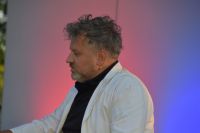 Mężczyzna, członek Kabaretu Ciach na scenie Amfiteatru podczas występu.