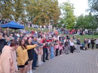 Publiczność w tańcu podczas występu Kabaretu Ciach w Amfiteatrze.