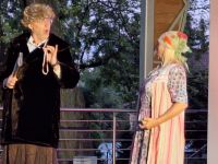 Kobieta i mężczyzna, członkowie Kabaretu Ciach na scenie podczas skeczu.