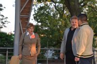 Kabaret Ciach, kobieta i dwóch mężczyzn podczas występu na scenie w Amfiteatrze w Mszczonowie.