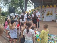 Dzieci biorą udział w konkursie podczas Mszczonowskiego Dnia Pszczoły.